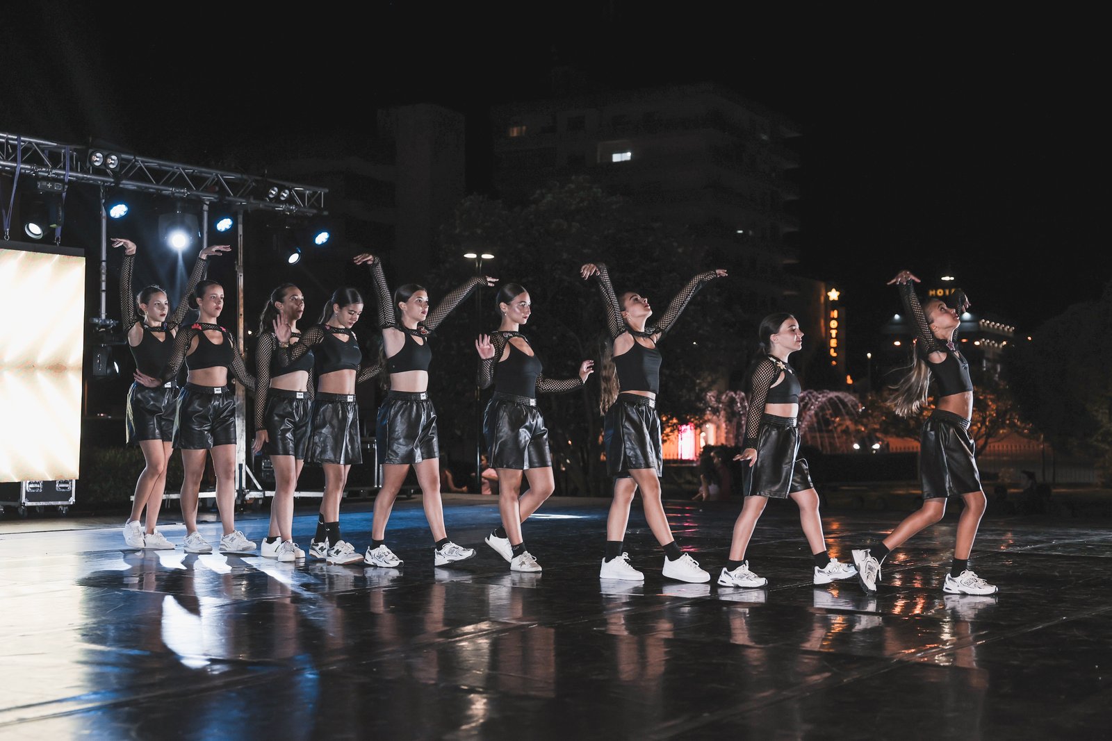 Bailarinas em coreografia no palco