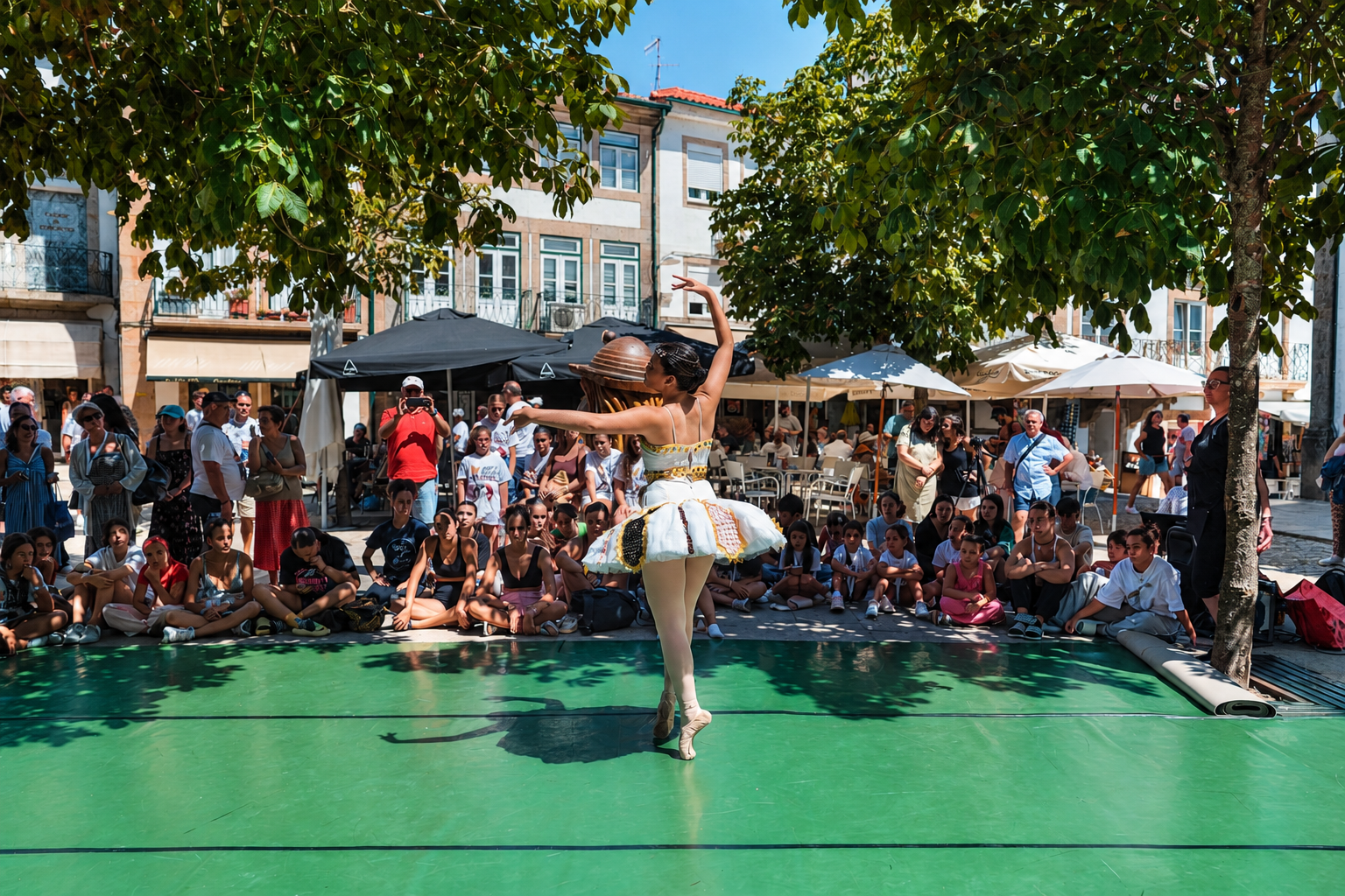 Bailarina apresenta-se ao ar livre para a comunidade